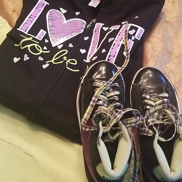 3 pcs Jean's, sneaker, hoodie - Picture 2 of 3